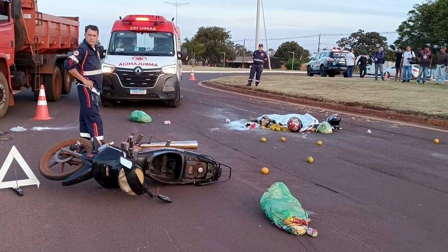 Mulher morre após colisão entre moto e caminhonete