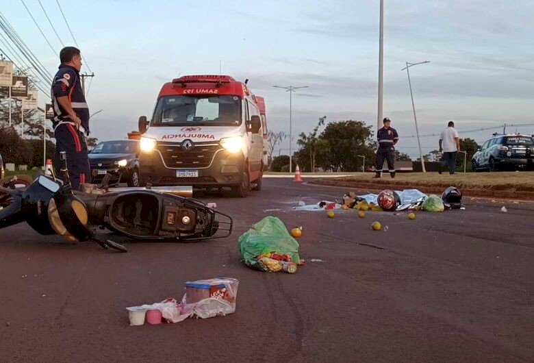 Mulher morre após colisão entre moto e caminhonete