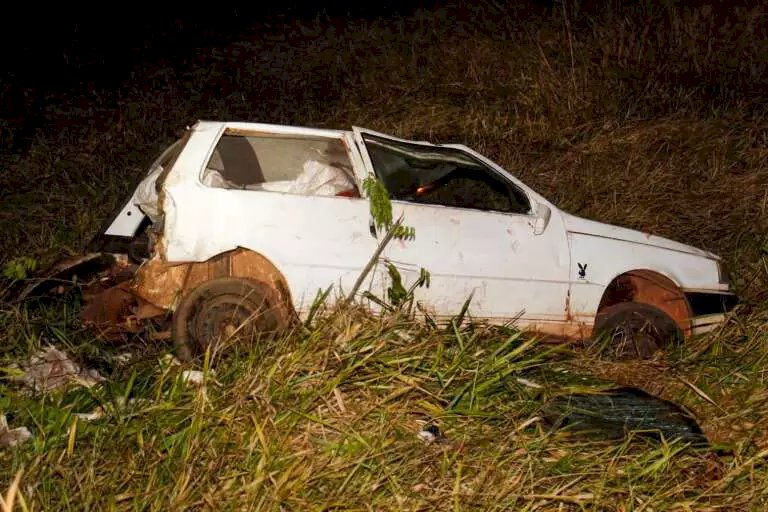 Carro com carretinha de milho cai em ribanceira após acidente na BR-060