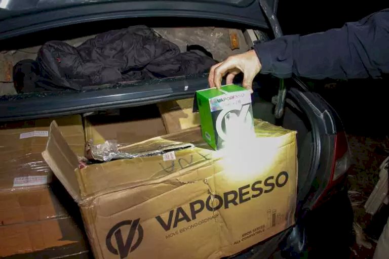 Carro com carretinha de milho cai em ribanceira após acidente na BR-060