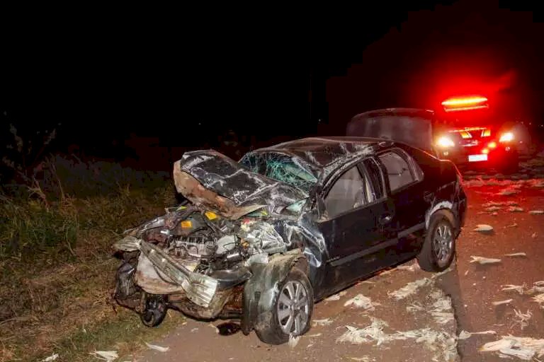 Carro com carretinha de milho cai em ribanceira após acidente na BR-060