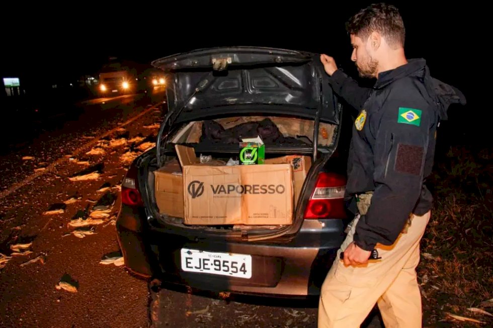 Carro com carretinha de milho cai em ribanceira após acidente na BR-060