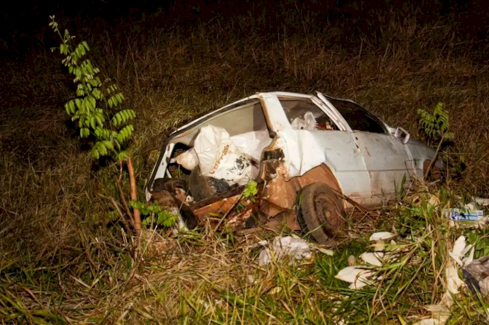 Carro com carretinha de milho cai em ribanceira após acidente na BR-060