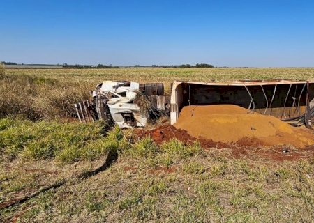 Caminhão carregado de milho tomba e motorista morre na MS-162