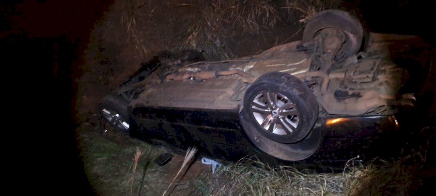 Nova Andradina - Capotamento na MS - 473 deixa uma jovem presa as ferragens