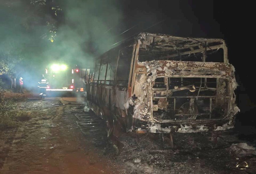 Nova Andradina - Motorista salva slunos de micro-ônibus em chamas