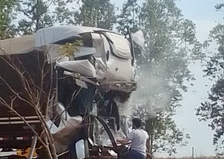 Motorista morre em acidente com carreta na MS -320