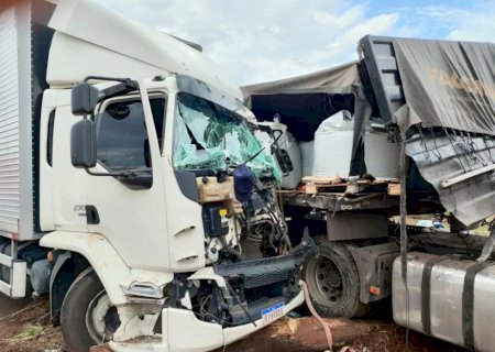 Colisão entre carreta e caminhão na MS-040 deixa vítima com múltiplas fraturas