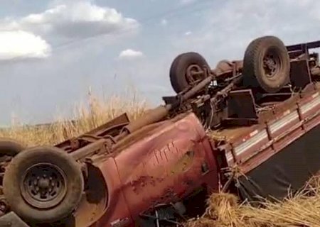 Motorista capota caminhonete em estrada vicinal
