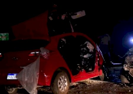 Acidente com dois carros e uma moto deixa 5 mortos e 2 feridos