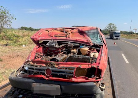 Motorista fica ferido após perder controle e capotar carro na BR-163