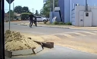Acusado de tentar matar adolescente foge algemado após audiência