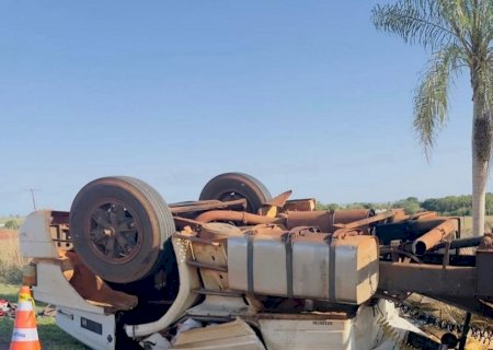 Motorista morre após perder o controle da direção e tombar carreta na BR-163