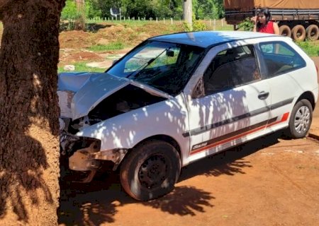Motorista bate carro em poste de energia e preso em flagrante por embriaguez ao volante