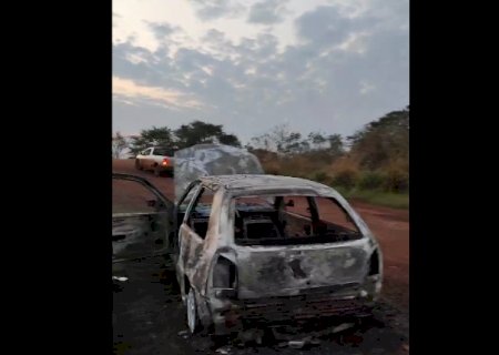 Corpo é encontrado carbonizado dentro de veículo com placas de Dourados