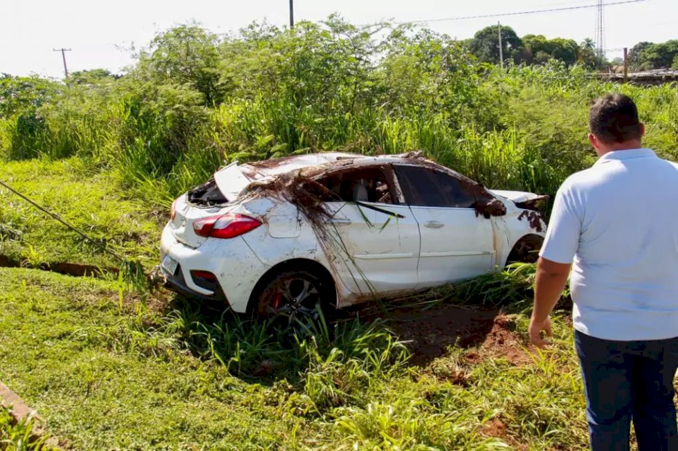 Carro com quatro ocupantes cai em córrego dentre eles uma criança de 4 anos
