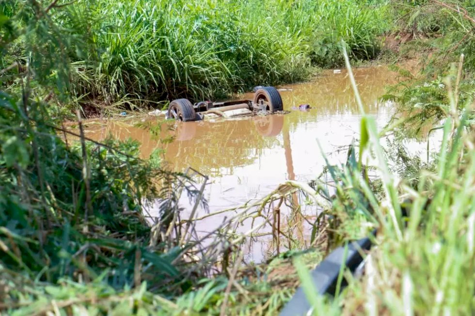 Carro com quatro ocupantes cai em córrego dentre eles uma criança de 4 anos