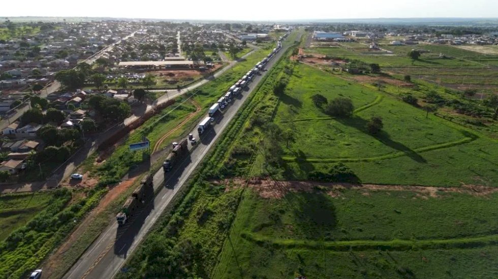 Colisão entre carros deixa feridos no perímetro urbano da BR-267