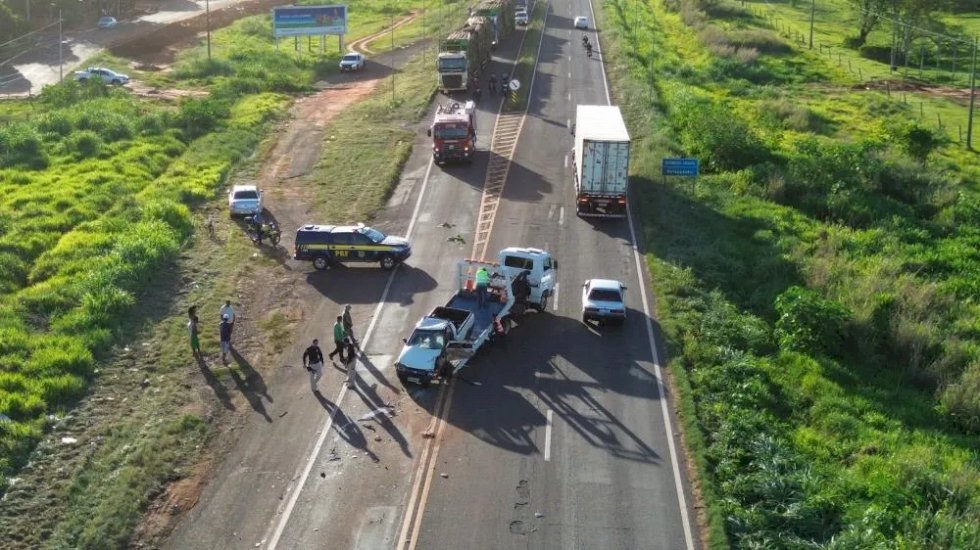 Colisão entre carros deixa feridos no perímetro urbano da BR-267