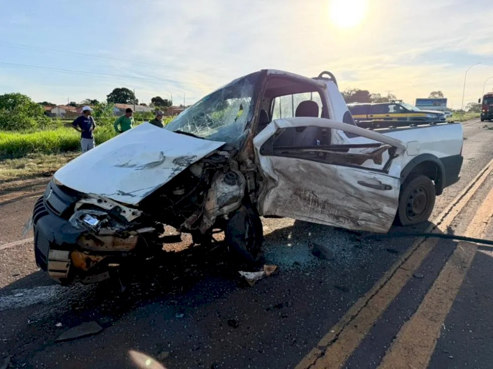 Colisão entre carros deixa feridos no perímetro urbano da BR-267