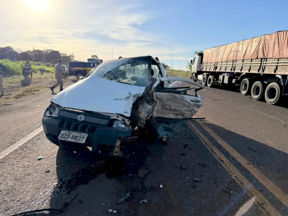 Colisão entre carros deixa feridos no perímetro urbano da BR-267