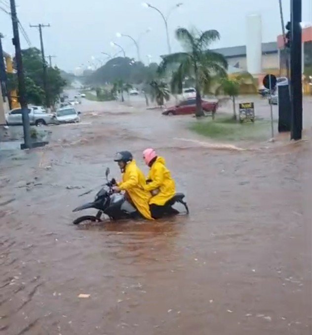 Temporal provoca alagamentos, danos e transtornos em diversos pontos de Caarapó