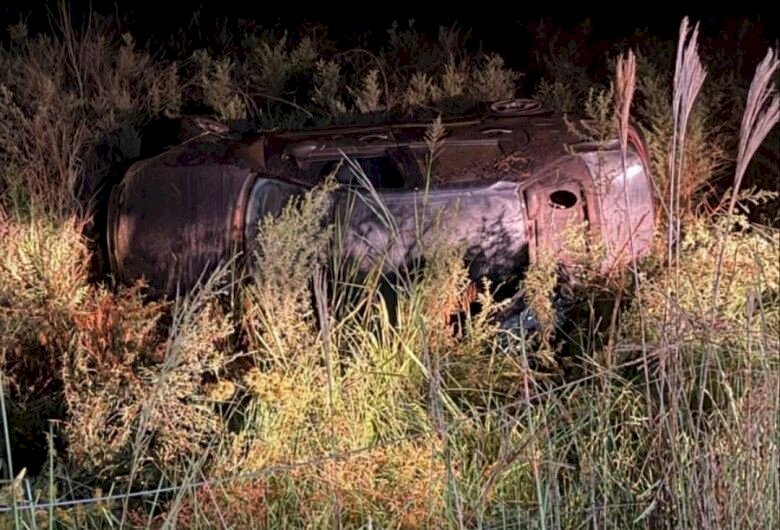 Motorista morre ao ser arremessado de carro durante capotamento
