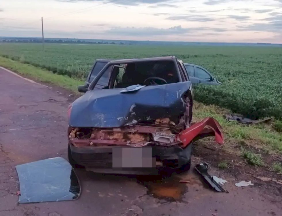 Colisão frontal deixa motorista preso às ferragens em rodovia