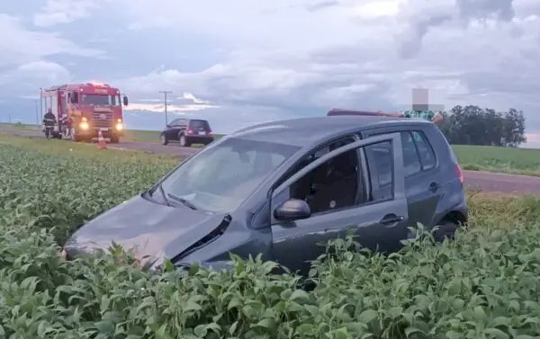 Colisão frontal deixa motorista preso às ferragens em rodovia