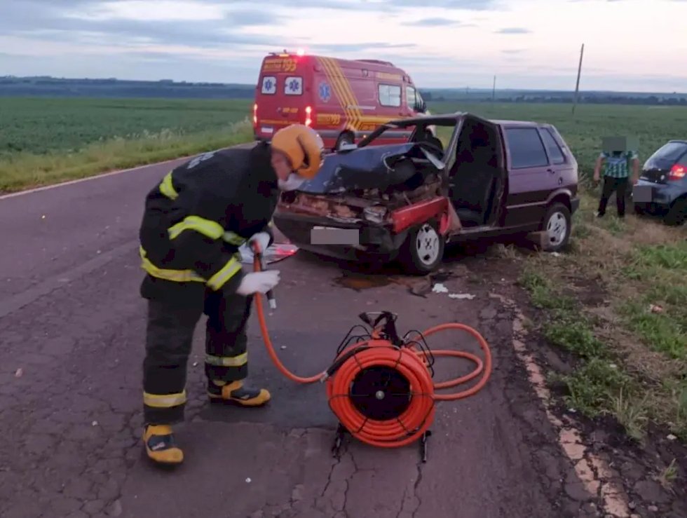 Colisão frontal deixa motorista preso às ferragens em rodovia