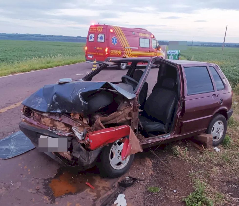 Colisão frontal deixa motorista preso às ferragens em rodovia