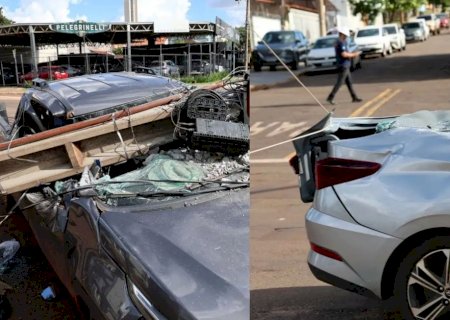 Caminhão derruba três postes e atinge dois carros em cruzamento