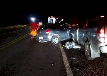 Casal morre em acidente entre caminhonete e Gol na BR-262