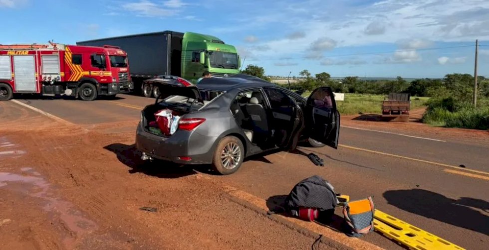 Colisão entre carro e carreta deixa três feridos na BR-267, em Bataguassu