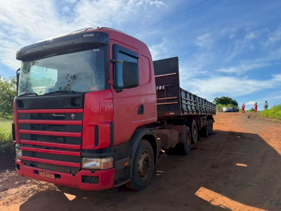Colisão entre carro e carreta deixa três feridos na BR-267, em Bataguassu