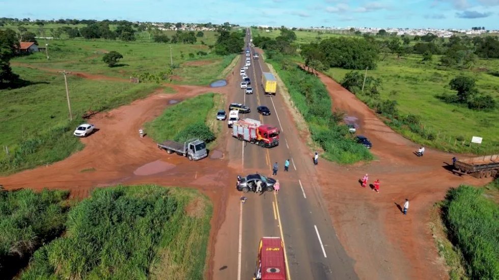 Colisão entre carro e carreta deixa três feridos na BR-267, em Bataguassu