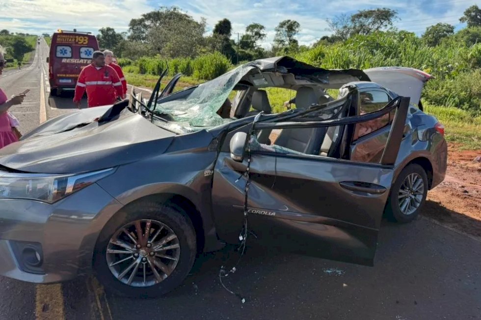 Colisão entre carro e carreta deixa três feridos na BR-267, em Bataguassu