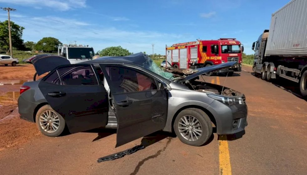 Colisão entre carro e carreta deixa três feridos na BR-267, em Bataguassu