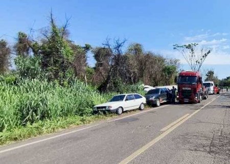 Bitrenzão com nove eixos carregada de soja tomba na MS-480 em Anaurilândia