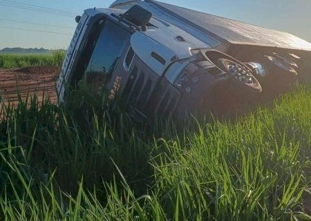 Batayporã -Carreta furgão tomba durante a madrugada ao sair da pista na MS-134