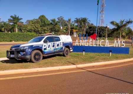 Angélica -Polícia Militar socorre homem após incêndio em residência
