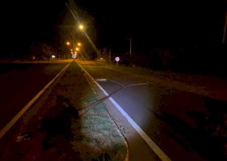 Poste é derrubado durante a madrugada na MS-134, após condutor envolver em acidente