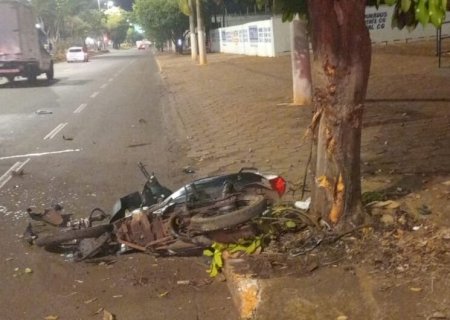 Jovem de 27 anos morre após colidir moto contra árvore em cidade do MS
