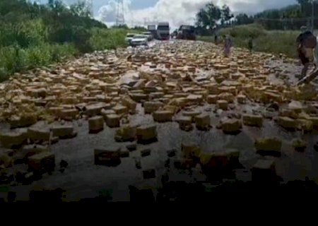 Carreta com carga de cerveja tomba na BR-262 e provoca confusão