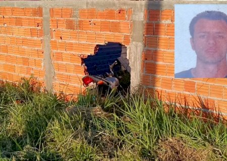 Motociclista morre ao roletar rotatória e bater em muro