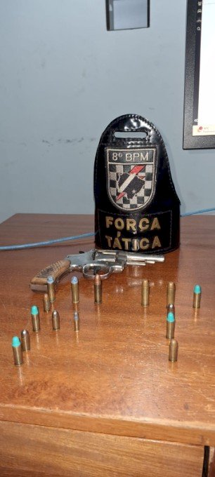 Polícia Militar cumpriu mandado de prisão e realizou apreensões de drogas e arma de fogo, em Ivinhema