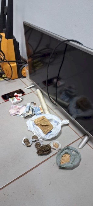 Polícia Militar cumpriu mandado de prisão e realizou apreensões de drogas e arma de fogo, em Ivinhema