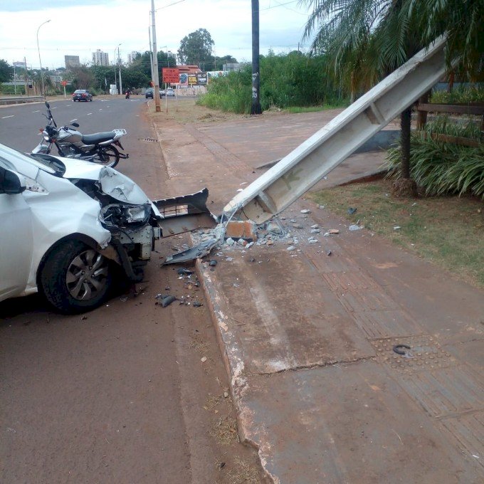 Alerta - Balanço mostra que motoristas do MS já derrubaram 3x mais postes do que em 2025