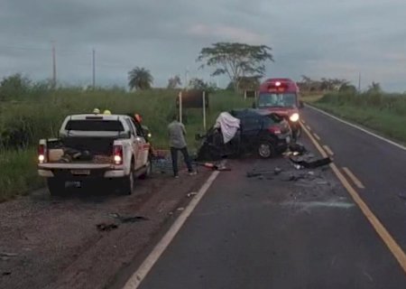 Colisão entre carro e carreta na BR-376 mata uma pessoa em Ivinhema