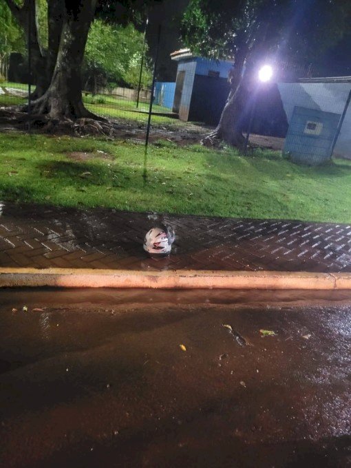 Jovem de 25 anos de idade morre após colidir motocicleta em caminhão parado